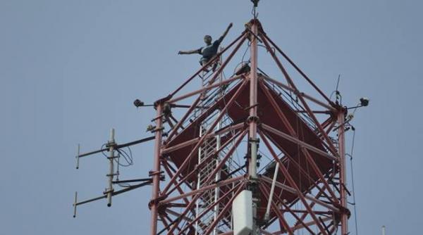 un barbat urcat pe un releu din mangalia ameninta ca se sinucide