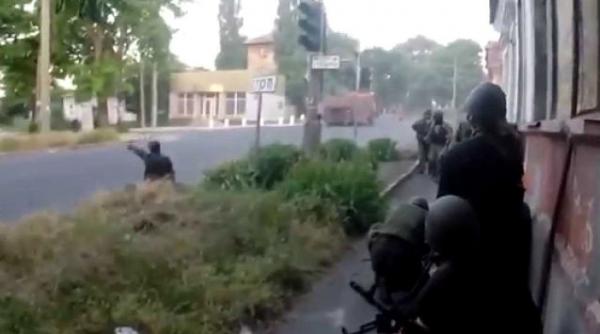 criza din ucraina locuitorii parasesc orasul mariupol port strategic amenintat de rebelii prorusi