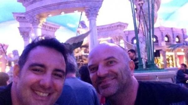 dan capatos selfie de colectie cu tom hanks