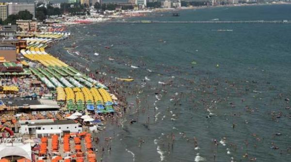 final de sezon estival doar in mamaia si costinesti turisii se mai inghesuie la plaja