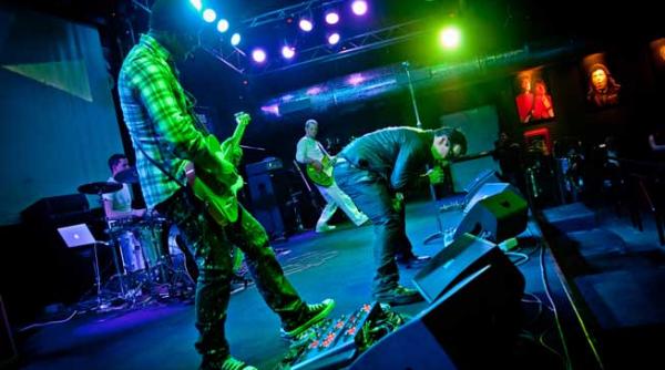 grup tribut u2 zen garden canta in hard rock cafe