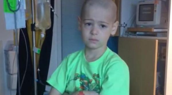 un baietel de sapte ani bolnav de cancer afla ca va fi externat reactia micutului dupa o luna de chimioterapie video