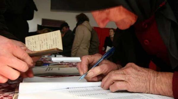 batrani adusi cu duba la instanta octogenari incolonati fortat pentru a fi audiati in dosarul fraudarii referendumului de demitere a lui basescu