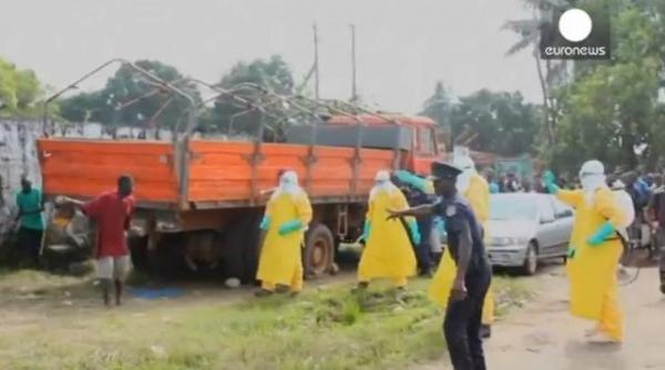 imagini socante bolnav de ebola fugarit de medici intr o piata din liberia barbatul infometat cauta mancare video