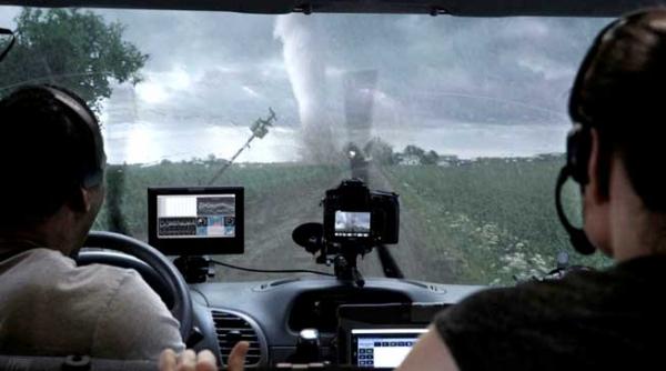 in mijlocul furtunii tornade ca la mama acasa