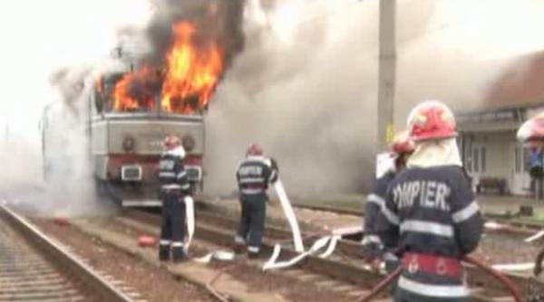 locomotiva trenului de calatori ir 1646 a luat foc pe traseu pompierii militari au intervenit