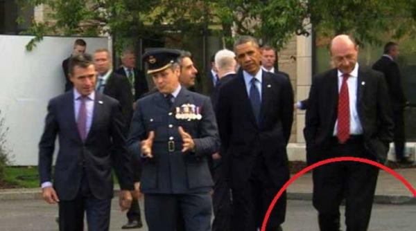 foto basescu topaind sprinten pe bordura doar pentru a fi vazut alaturi de obama