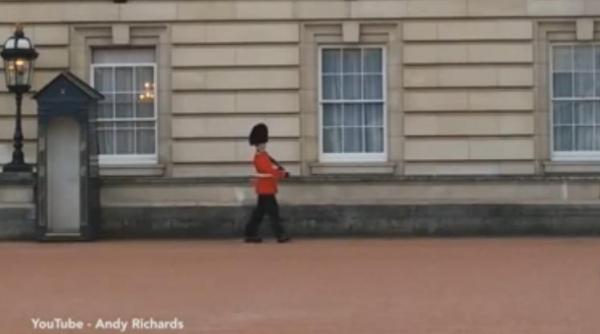 scena rara in curtea palatului buckingham in ce ipostaza a fost surprins un soldat din garda reginei elisabeta a ii a video
