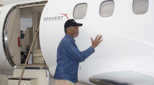 morgan freeman aterizare urgenta