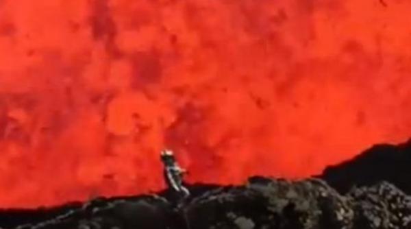 momentul incredibil in care un explorator intra in inima unui vulcan din vanuatu la cativa pasi de lava fierbinte video