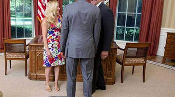 foto incredibil ce a putut face un copil in biroul oval al casei albe obama era si el acolo