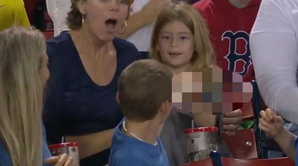 gest socant facut de un baietel pe stadionul din boston momentul iesit din comun a fost filmat de o televiziune din sua video