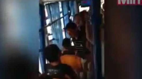 video gasca pensionarilor ia la suturi un tanar in autobuz