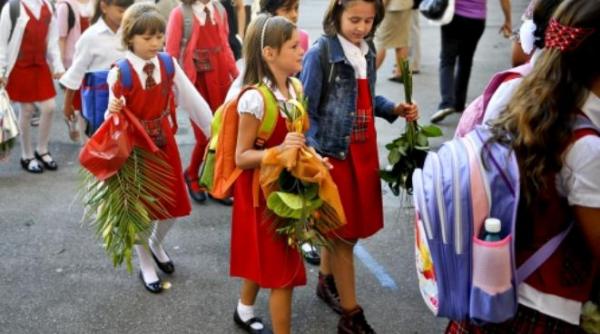 250 000 de prescolari si elevi vor incepe luni noul an scolar