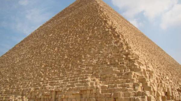egiptul a recuperat fragmentele din piramida lui keops furate anul trecut de doi oameni de tiin a germani ce credeau cercetatorii