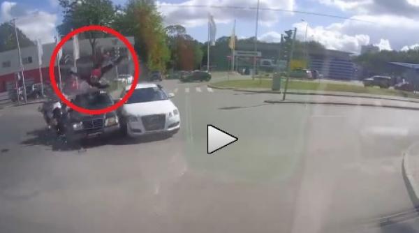 video tumba spectaculos de norocoasa a unui motociclist dupa ce n a respectat semaforul i a trecut pe ro u