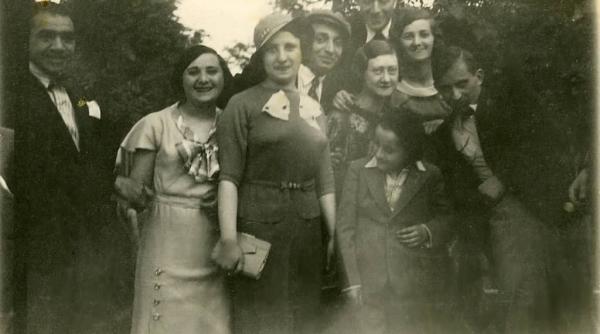 cum se distrau romanii in anii 30 se petrecea mult impreuna la prieteni in excursii si la vie