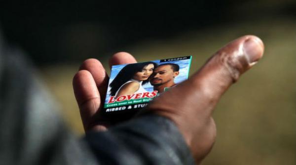 deputatii din uganda spun ca prezervativele standard sunt prea mici pentru cetatenii tarii lor fapt care contribuie la raspandirea hiv