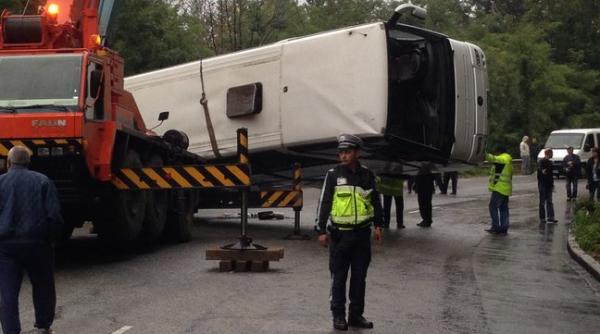 accident grav in bulgaria un autocar cu romani s a rasturnat intr o rapa adanca de zece metri o persoana a murit alti cinci au fost raniti