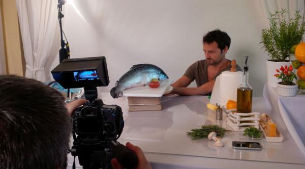 andrei aradits i i lanseaza emisiunea culinara din propria bucatarie