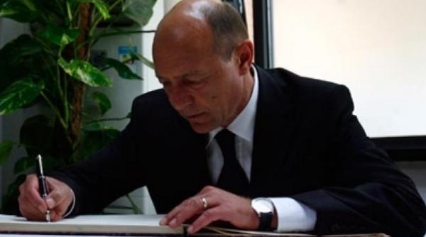 basescu a promulgat legile de amnistiere fiscala a bugetarilor pensionarilor si mamelor