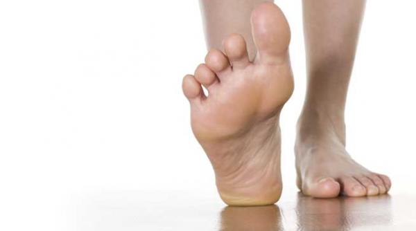 boli care pleaca de la picioare semn de guta degetul mare de la picior rosu umflat si dureros