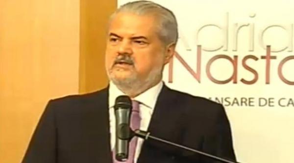 nastase la lansarea cartii cele doua romanii in ultimii zece ani a existat un efort masochist de a distruge partidele politice