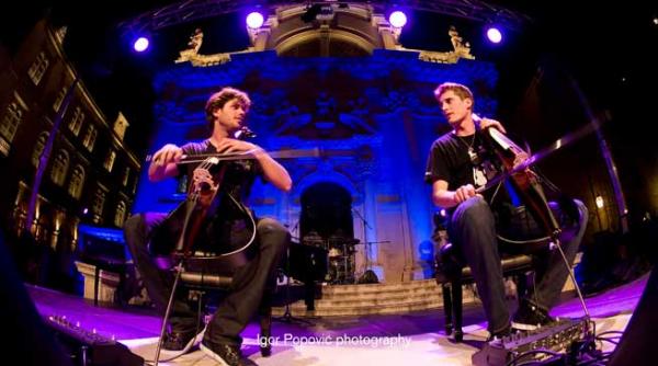 celebrii 2 cellos vin pentru prima data in romania