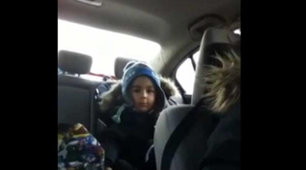 cum reactioneaza un pusti de patru ani cand afla ca fata de care ii place vorbeste si cu alti baieti video