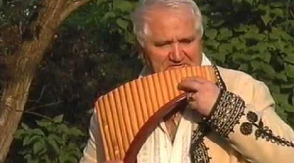 peste o suta de naisti si fluierasi de toate varstele in concert in centrul municipiului targu jiu