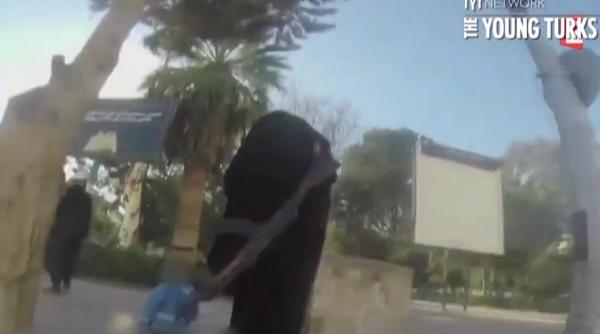 imagini socante o femeie filmeaza pe ascuns in cuibul jihadistilor statului islamic ce pateste cand e reperata de teroristi video