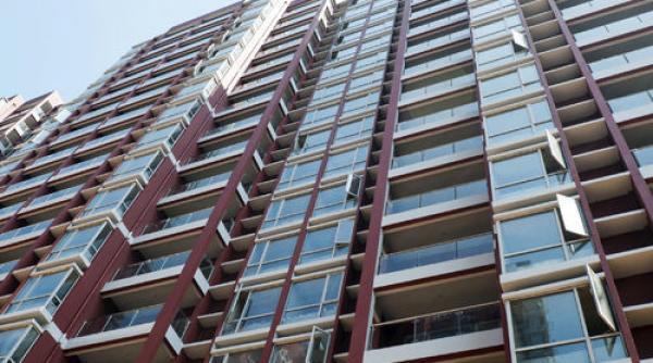 supravietuire miraculoasa un baietel de 6 ani a scapat cu viata dupa ce a cazut de la etajul 16 al unui bloc in moscova