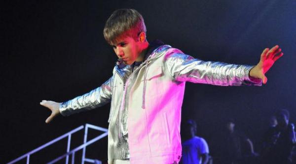 justin bieber si a spart timpanul sarind in apa de pe o stanca