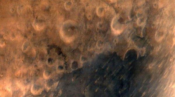 prima imagine capturata de satelitul indian trimis spre marte facuta publica