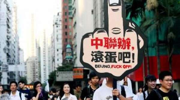 actiune in forta a politiei din hong kong impotriva elevilor si studentilor