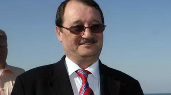 flota distrusa in familie nava crisana comandata de mircea basescu a fost reparata cu costuri umflate si a luat foc in timp ce se verifica decontul reparatiilor