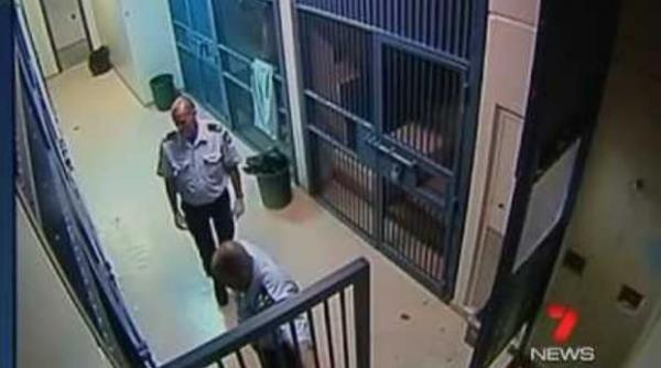 descoperire socanta intr o inchisoare britanica ce au gasit gardienii in celula unui pedofil depaseste orice imaginatie video