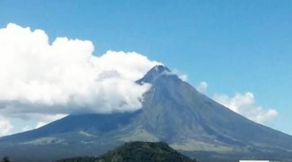 alerta in filipine expertii avertizeaza ca vulcanul mayon se dilata si ar putea intra in eruptie