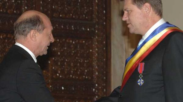 klaus iohannis fratia cu basescu sau tandemul cetateanului de onoare cu decoratul