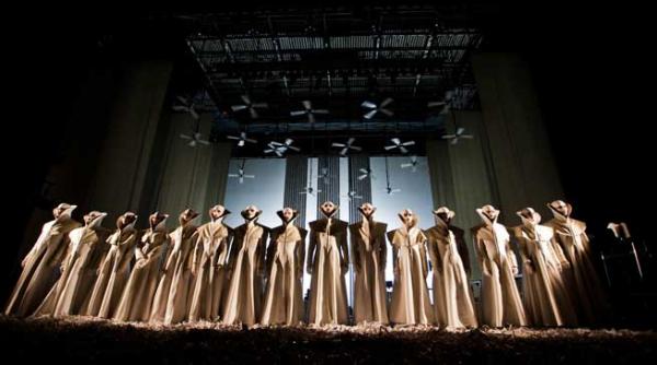 fest in pe bulevard cu de toate fasole carne fazan panica sau scene din viata insectelor in festival