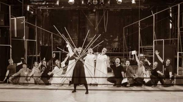 la teatrul bulandra e premiera cu omul cel bun din seciuan