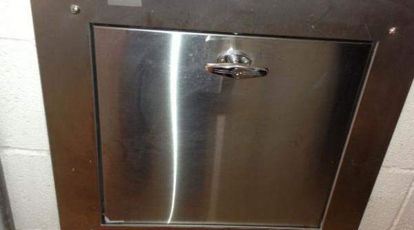 cadere tobogan gunoi