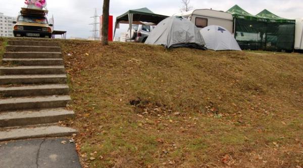 de sfanta parascheva negustorii dorm in corturi sau masini si se spala la lighean pe malul bahluiului