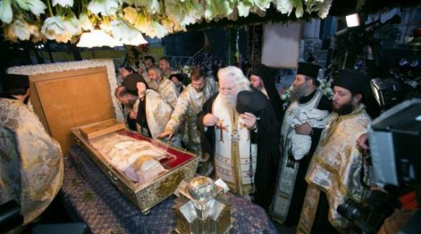 miracolul credintei 50 000 de pelerini s au inchinat deja la sfanta cuvioasa parascheva