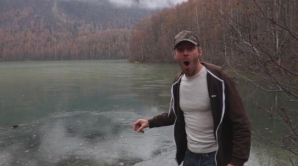 ce se intampla dupa ce acest barbat arunca o piatra in apa nici lui nu i a venit sa creada clipul a devenit viral video