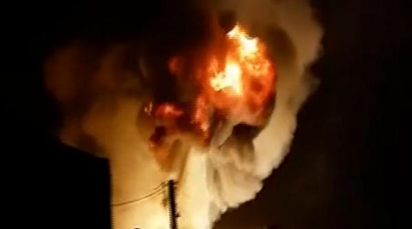 incendiu puternic la un depozit cu reziduuri periculoase din brasov pompierii au intervenit cu 20 de autospeciale