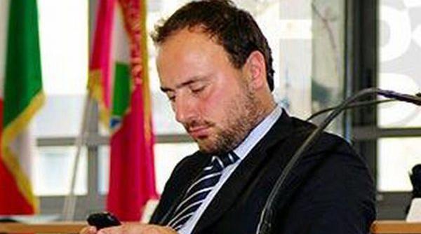 un politician italian se lauda ca a batut un roman