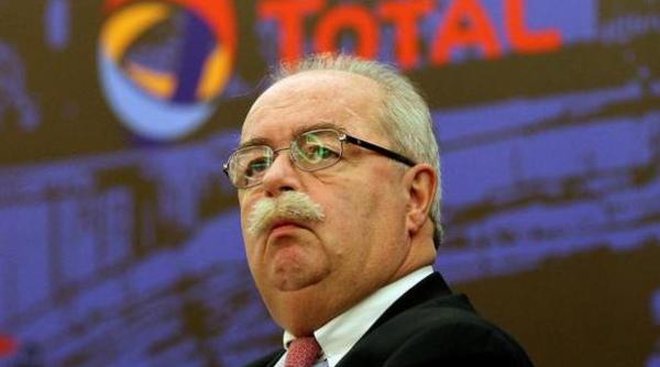 directorul executiv al companiei total a murit la moscova avionul in care se afla s a ciocnit pe pista cu masina deszapezire