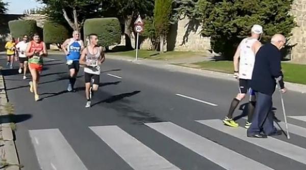 un maratonist s a oprit din alergare pentru a ajuta un batran sa treaca strada video