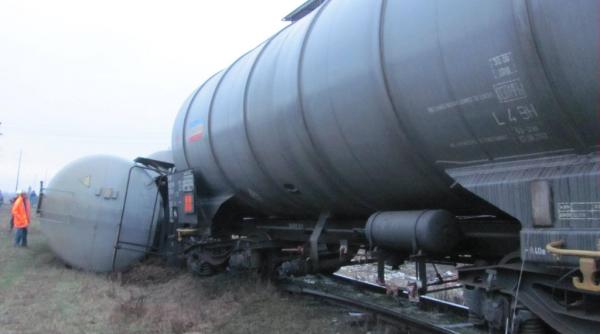 un vagon cisterna incarcat cu 60 de tone de motorina a deraiat si s a rasturnat in judetul salaj
